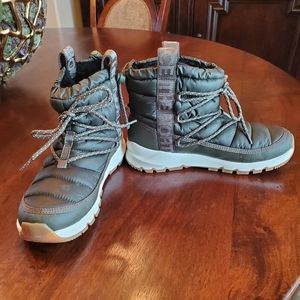 THE NORTH FACE Women's Thermoball Lace Up, New Taupe Green/Whisper White, 9